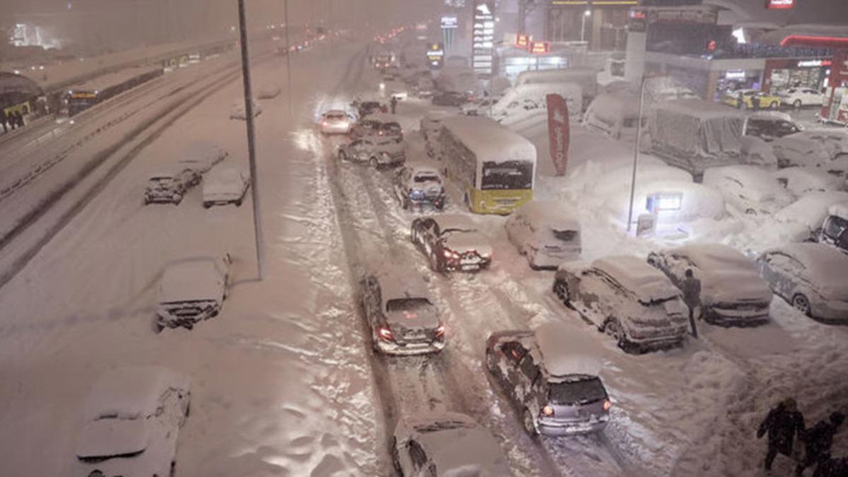 Sürücülerin 18 Saate Yakın Mahsur Kaldığı "Kuzey Marmara Otoyolu"na 6,8 Milyon TL Ceza: Vatandaşın Ücretleri de İade Edildi