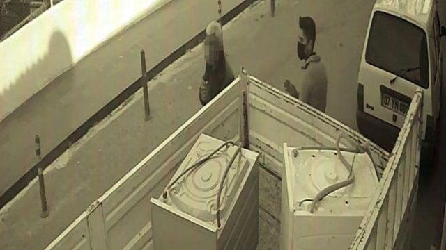 La Casa de Papel Yanında Çocuk Dizisi Kalır: Dükkana Kiralık Kamyonla Gelen Hırsız, Çaldığı Eşyaları Esnafa Taşıttı