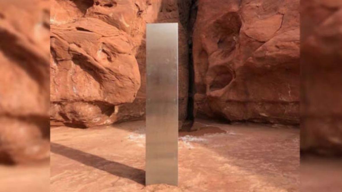 ABD’de Çorak Bir Arazide, Metal Yapıya Benzer Gizemli Bir Monolit Bulundu