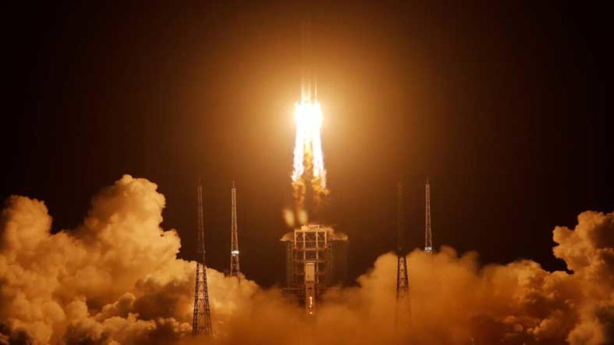 Çin, En Büyük Roketiyle Ay’ın Karanlık Yüzüne Bir Araç Fırlattı: Chang’e 5 Görevi Başladı