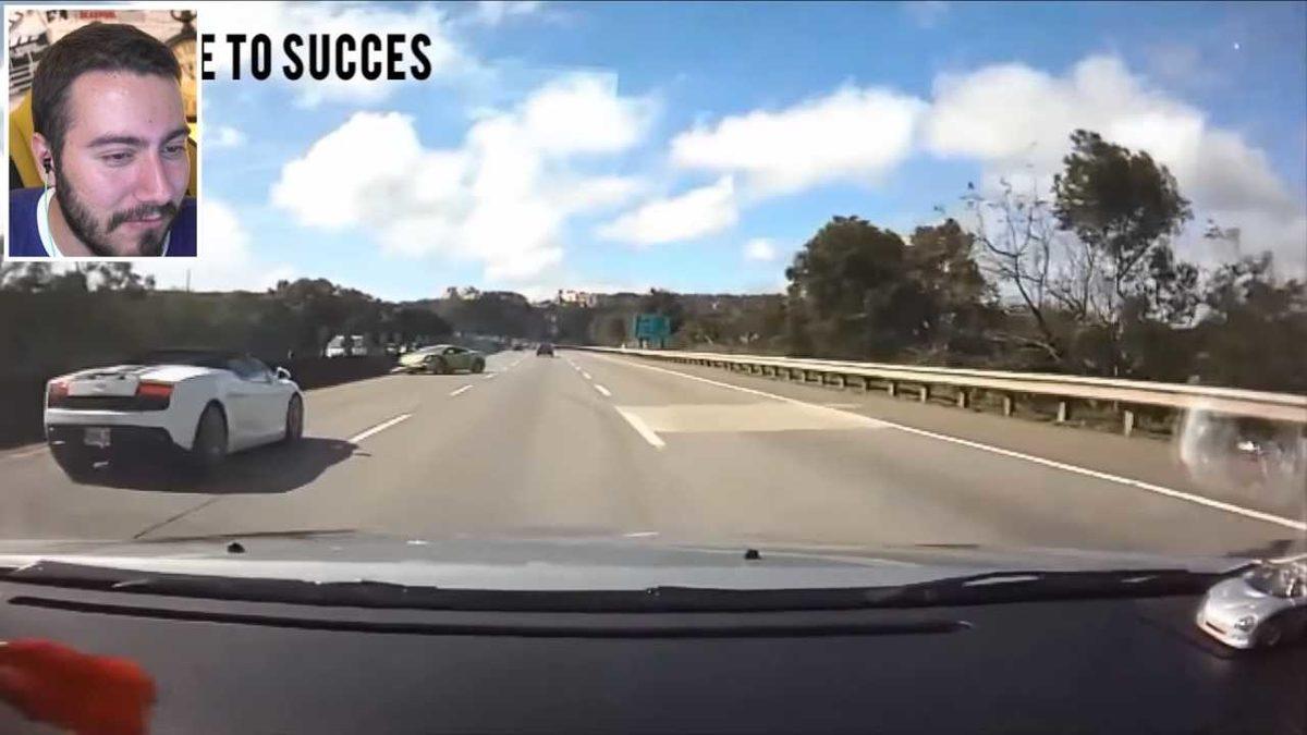 Enes Batur, 2 Yıl Önce Spor Otomobiliyle Kaza Yapanlarla Dalga Geçmiş