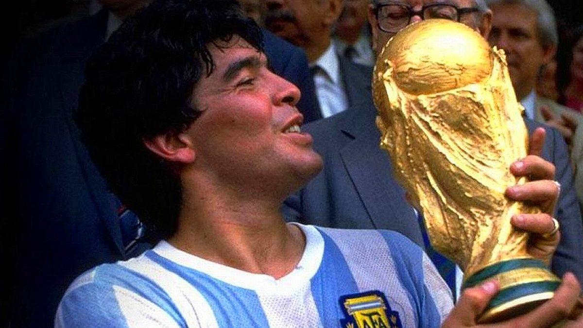 Futbolun En Büyük İsimlerinden Maradona, 60 Yaşında Hayatını Kaybetti