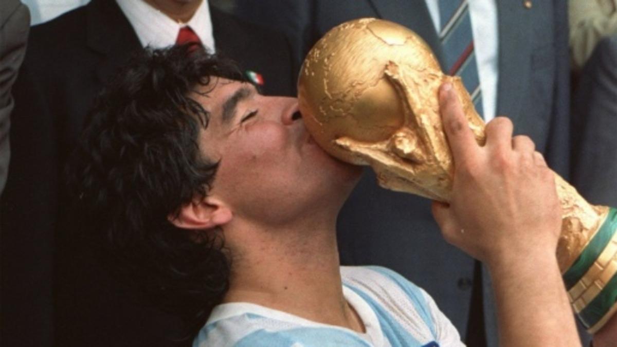 Futbolun En Büyük İsimlerinden Maradona, 60 Yaşında Hayatını Kaybetti