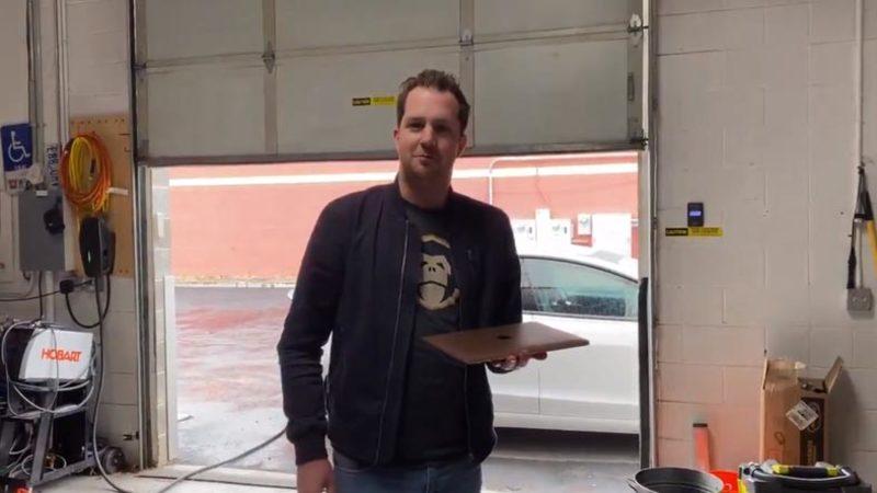 Bir YouTuber, M1 İşlemcili MacBook’u Tesla Anahtarı Olarak Kullanmayı Başardı (Video)