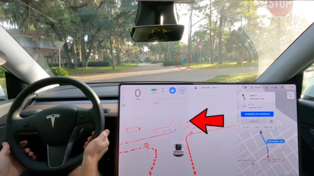 Tesla’nın Tam Otonom Sürüş Betası, Kavşaktan Geçen Bir Yayayı Görüp Durdu (Video)