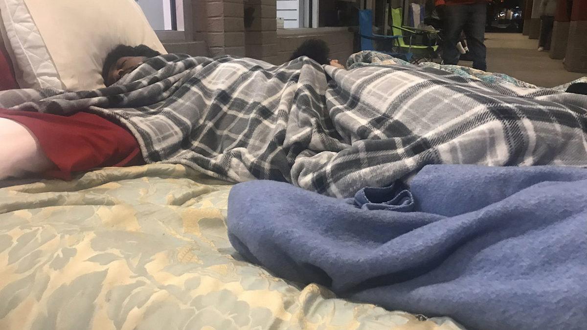 Yeni PlayStation 5 Stoklarından Faydalanmak İsteyen Hayranlar, Yataklarını Mağaza Önüne Taşıdı