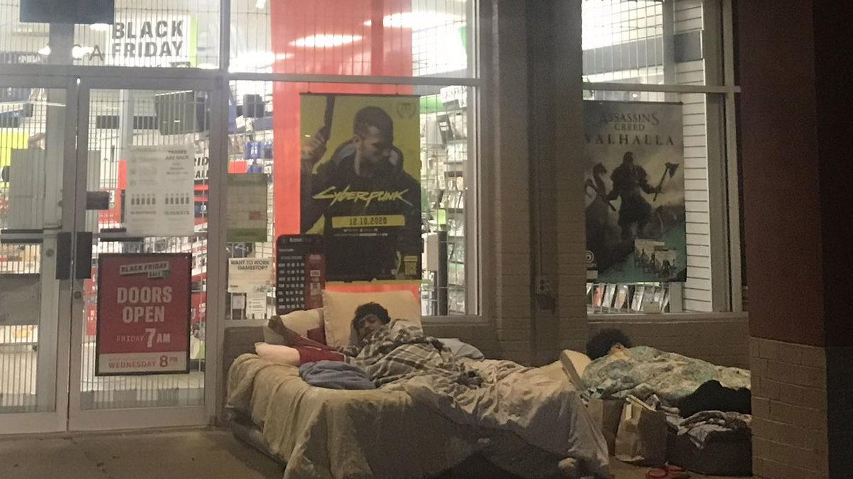 Yeni PlayStation 5 Stoklarından Faydalanmak İsteyen Hayranlar, Yataklarını Mağaza Önüne Taşıdı