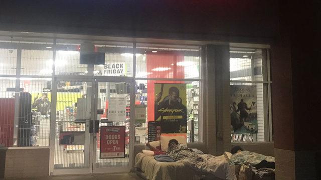 Yeni PlayStation 5 Stoklarından Faydalanmak İsteyen Hayranlar, Yataklarını Mağaza Önüne Taşıdı