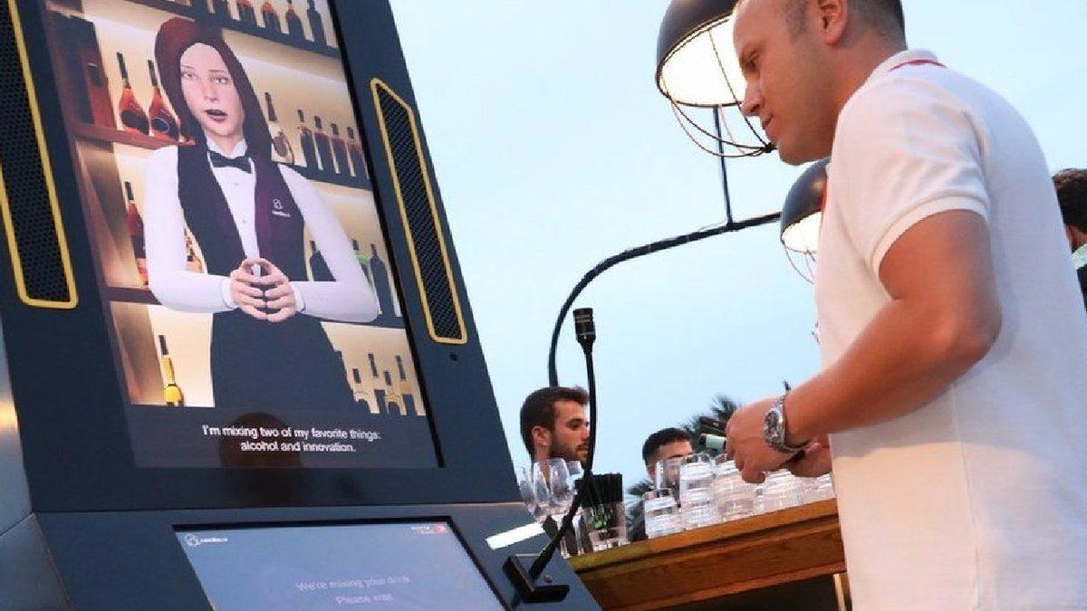 Dünyanın İlk ’İnteraktif’ Robot Barmeni Cecilla İle Tanışın: Şaka Bile Yapıyor