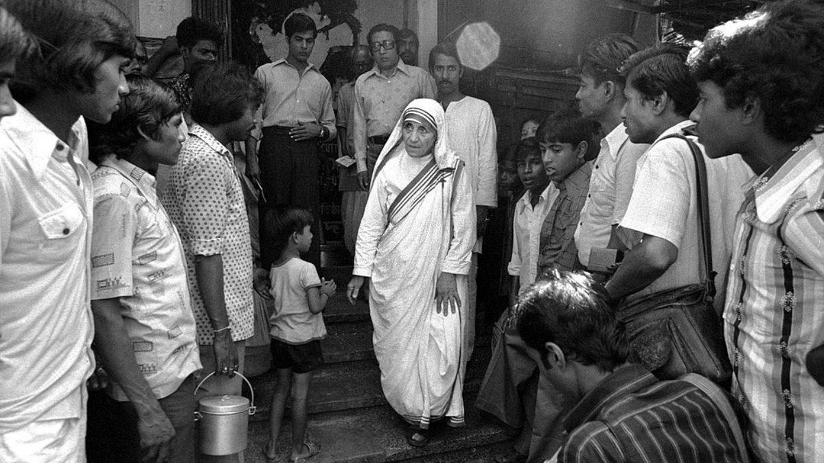 Osmanlı Topraklarında Doğan Bu Kadın, Nasıl Oldu da Dünyanın En Etkili İnsanlarından Birisi Haline Geldi? Rahibe Teresa’nın Esrarengiz Hikayesi