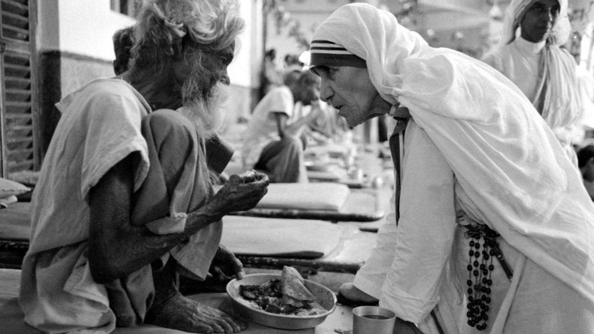 Osmanlı Topraklarında Doğan Bu Kadın, Nasıl Oldu da Dünyanın En Etkili İnsanlarından Birisi Haline Geldi? Rahibe Teresa’nın Esrarengiz Hikayesi