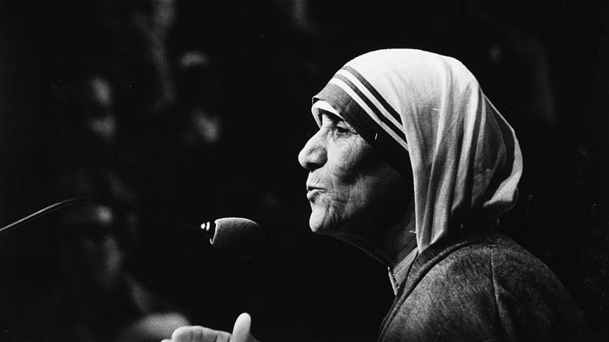 Osmanlı Topraklarında Doğan Bu Kadın, Nasıl Oldu da Dünyanın En Etkili İnsanlarından Birisi Haline Geldi? Rahibe Teresa’nın Esrarengiz Hikayesi