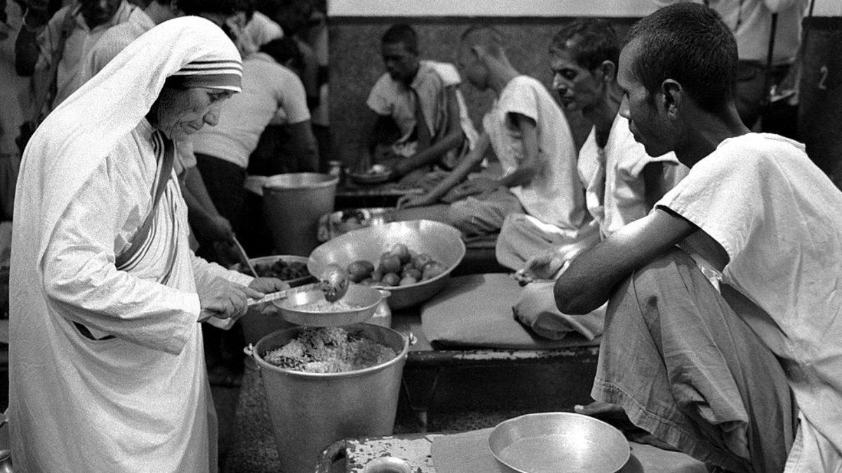 Osmanlı Topraklarında Doğan Bu Kadın, Nasıl Oldu da Dünyanın En Etkili İnsanlarından Birisi Haline Geldi? Rahibe Teresa’nın Esrarengiz Hikayesi