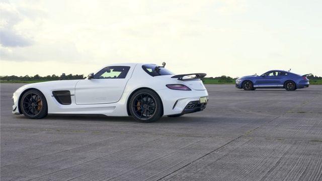 Mercedes AMG SLS Black Series ve Mustang Shelby GT500 Drag Yarışında Rekabet Ediyor