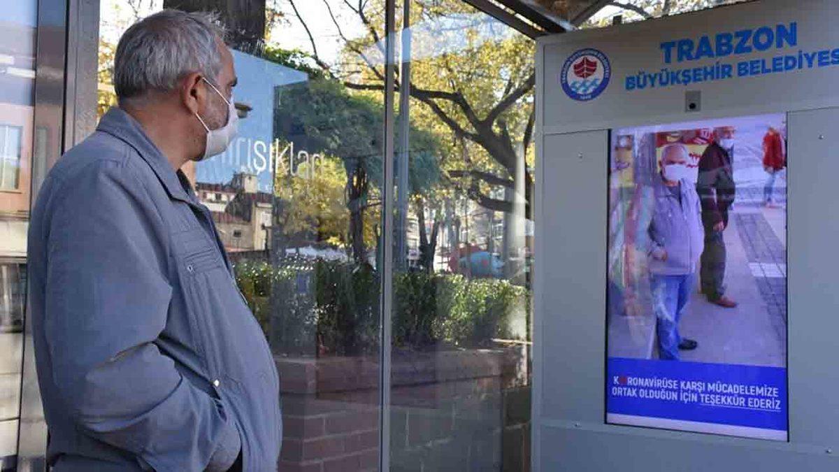 Trabzon’da Yapay Zeka Destekli Ekranlar, Maskesiz Gezenleri Koronavirüs Gibi Gösteriyor