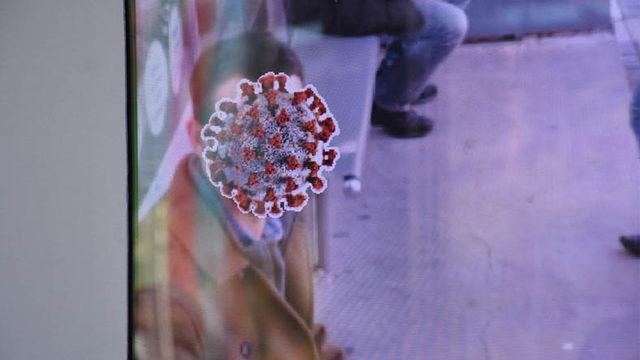 Trabzon’da Yapay Zeka Destekli Ekranlar, Maskesiz Gezenleri Koronavirüs Gibi Gösteriyor