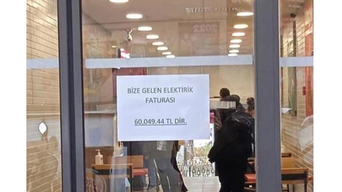 Elektrik Faturası Katlanan Esnaf, Fatura Bedelini Cama Asmaya Başladı