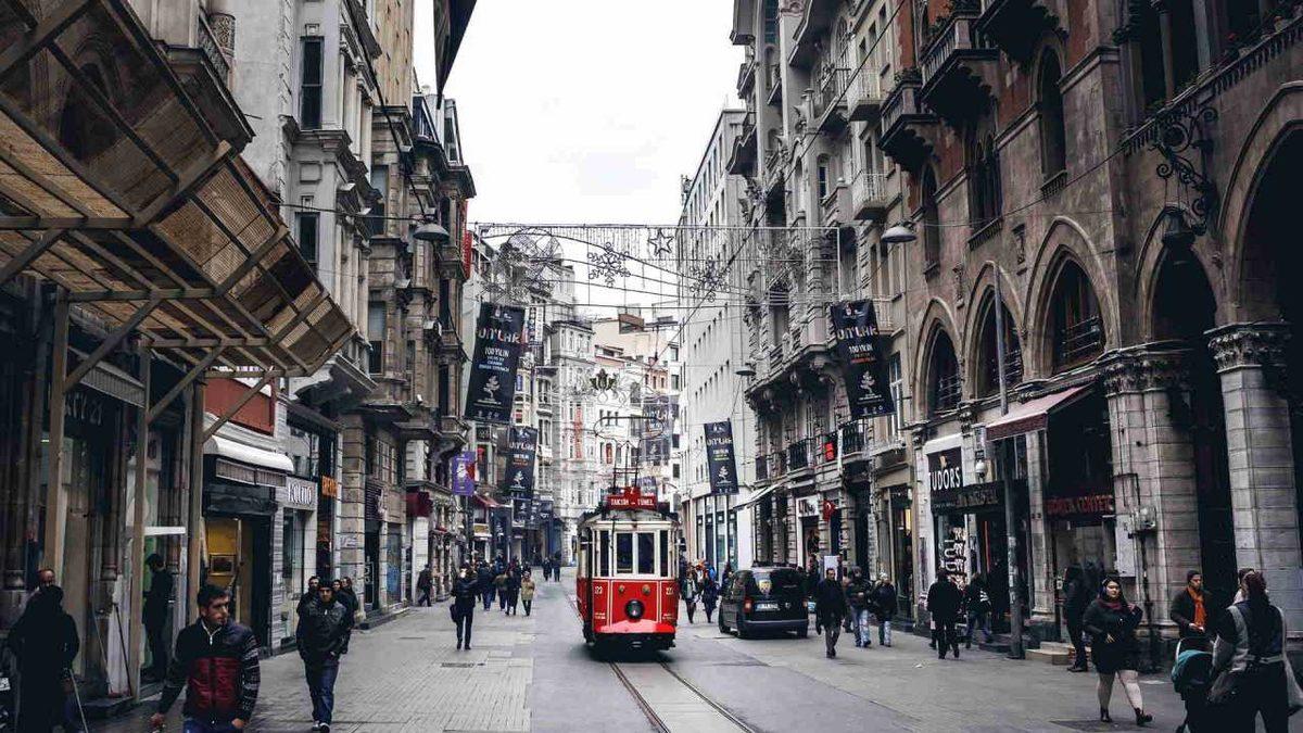 İstiklal Caddesi’ne Koronavirüs Tedbirleri Kapsamında Kişi Sayısı Limiti Getirildi