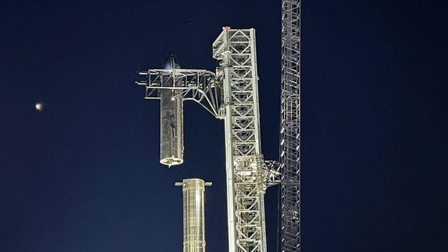 SpaceX, 120 Metrelik Dünyanın En Büyük Roketini Starship ile Robotik Kol Kullanarak Birleştirdi [Video]