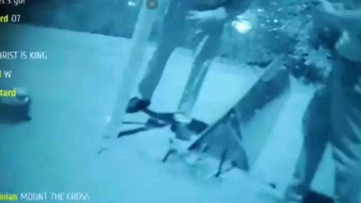 Irkçı Bir Grup Kaliforniya’daki Monoliti Yıkıp Yerine Tahta Haç Dikti