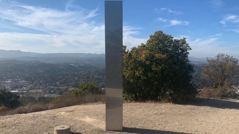 Irkçı Bir Grup Kaliforniya’daki Monoliti Yıkıp Yerine Tahta Haç Dikti