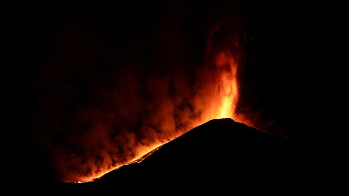 Avrupa’nın En Yüksek Yanardağı Etna Patladı: Patlama Anında Nadir Bir Doğa Olayı Meydana Geldi [Video]