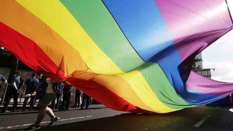 Ticaret Bakanlığı, LGBT ve Gökkuşağı Temalı Ürün Satışlarına 18+ İbaresi Zorunluluğu Getirdi