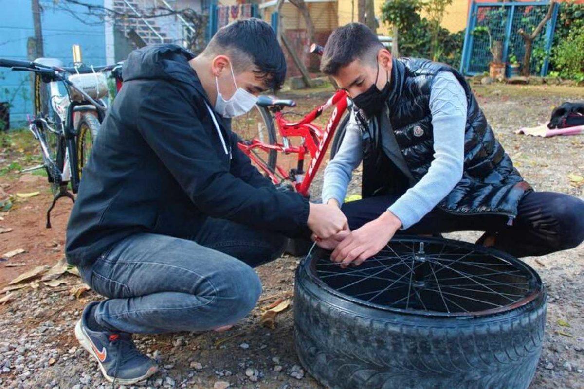 İki Türk Lise Öğrencisi, Araba Lastiklerinden Bisiklet Yapıyor