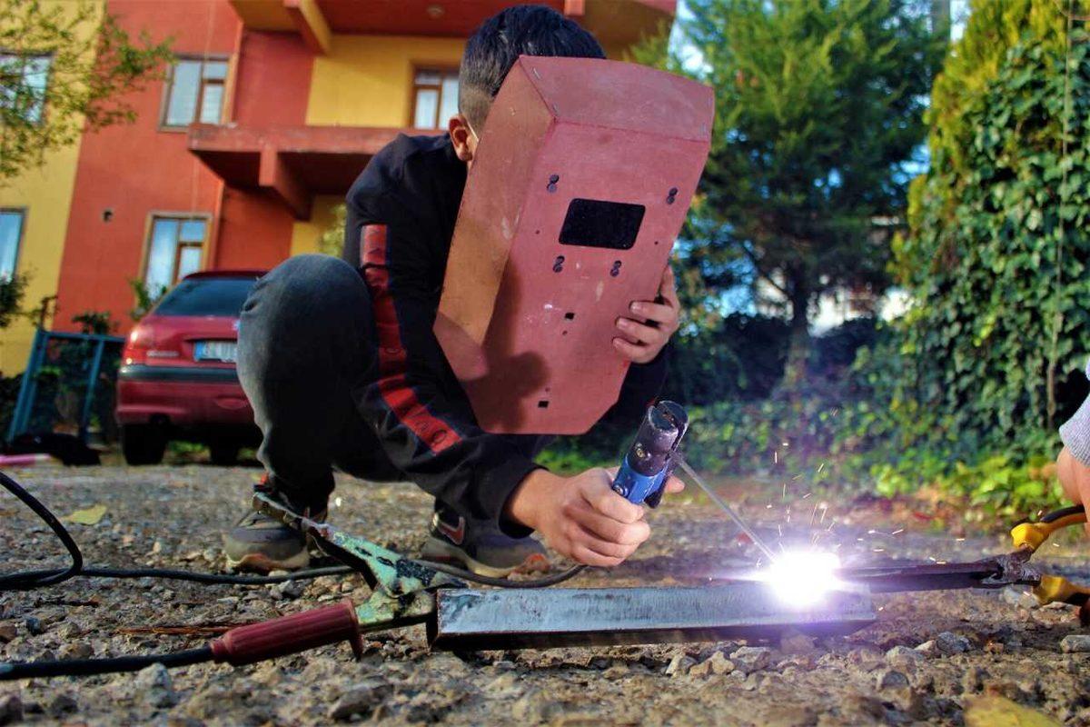 İki Türk Lise Öğrencisi, Araba Lastiklerinden Bisiklet Yapıyor