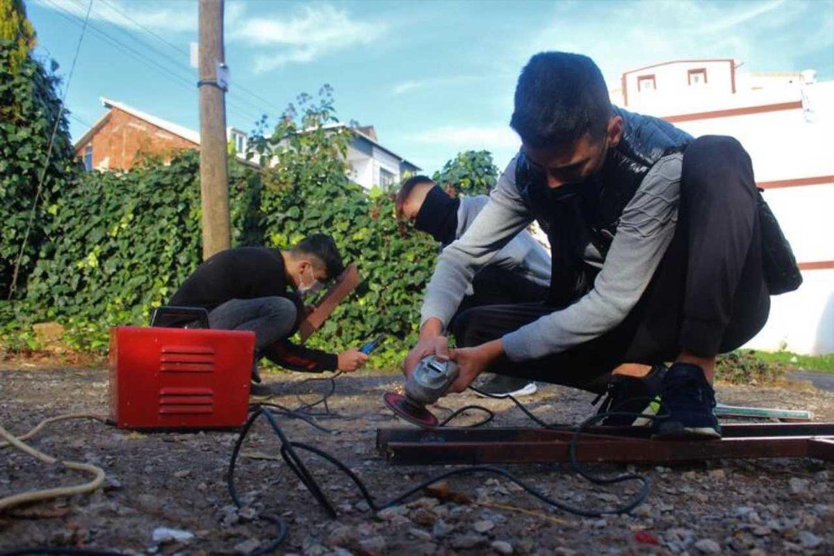 İki Türk Lise Öğrencisi, Araba Lastiklerinden Bisiklet Yapıyor