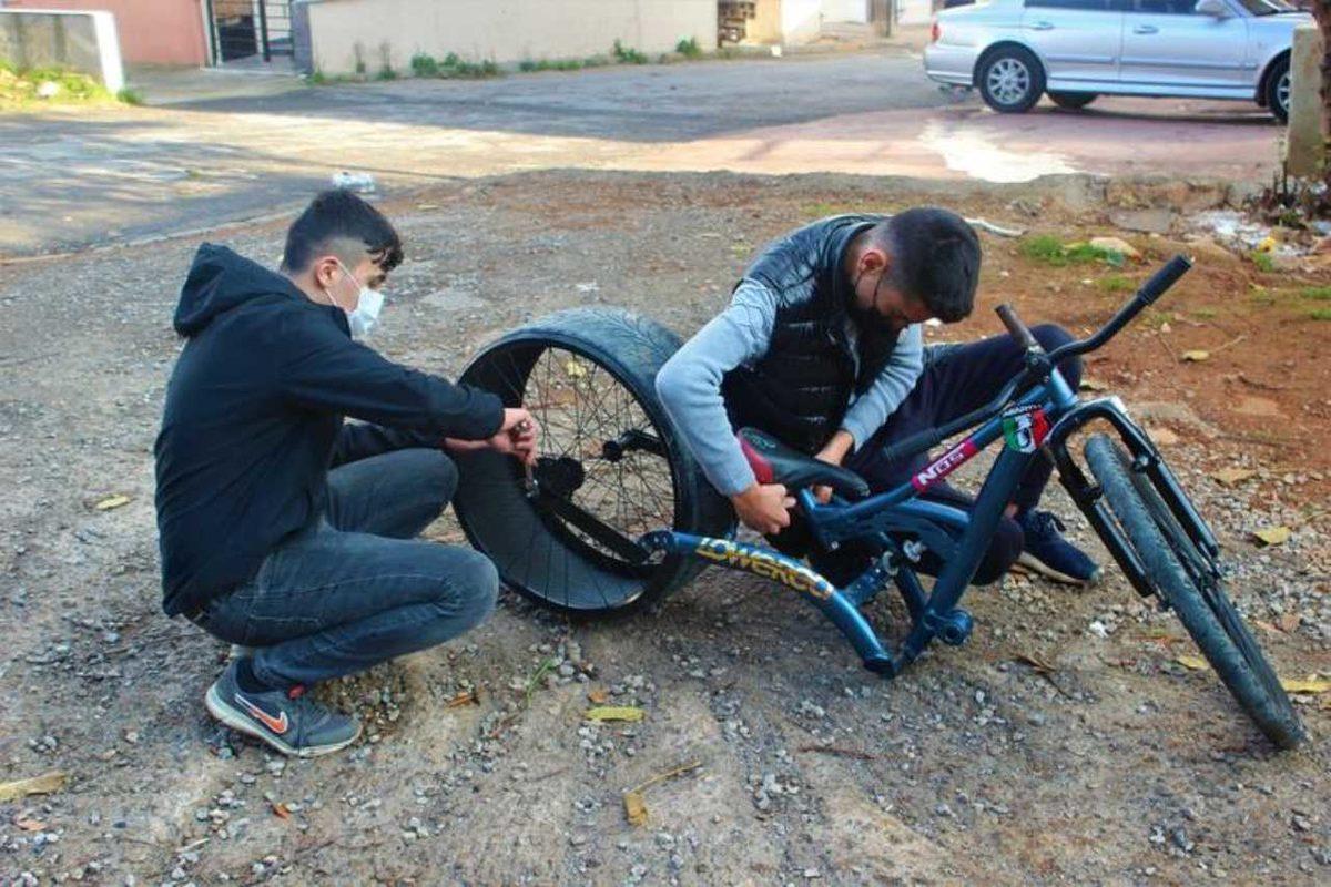 İki Türk Lise Öğrencisi, Araba Lastiklerinden Bisiklet Yapıyor