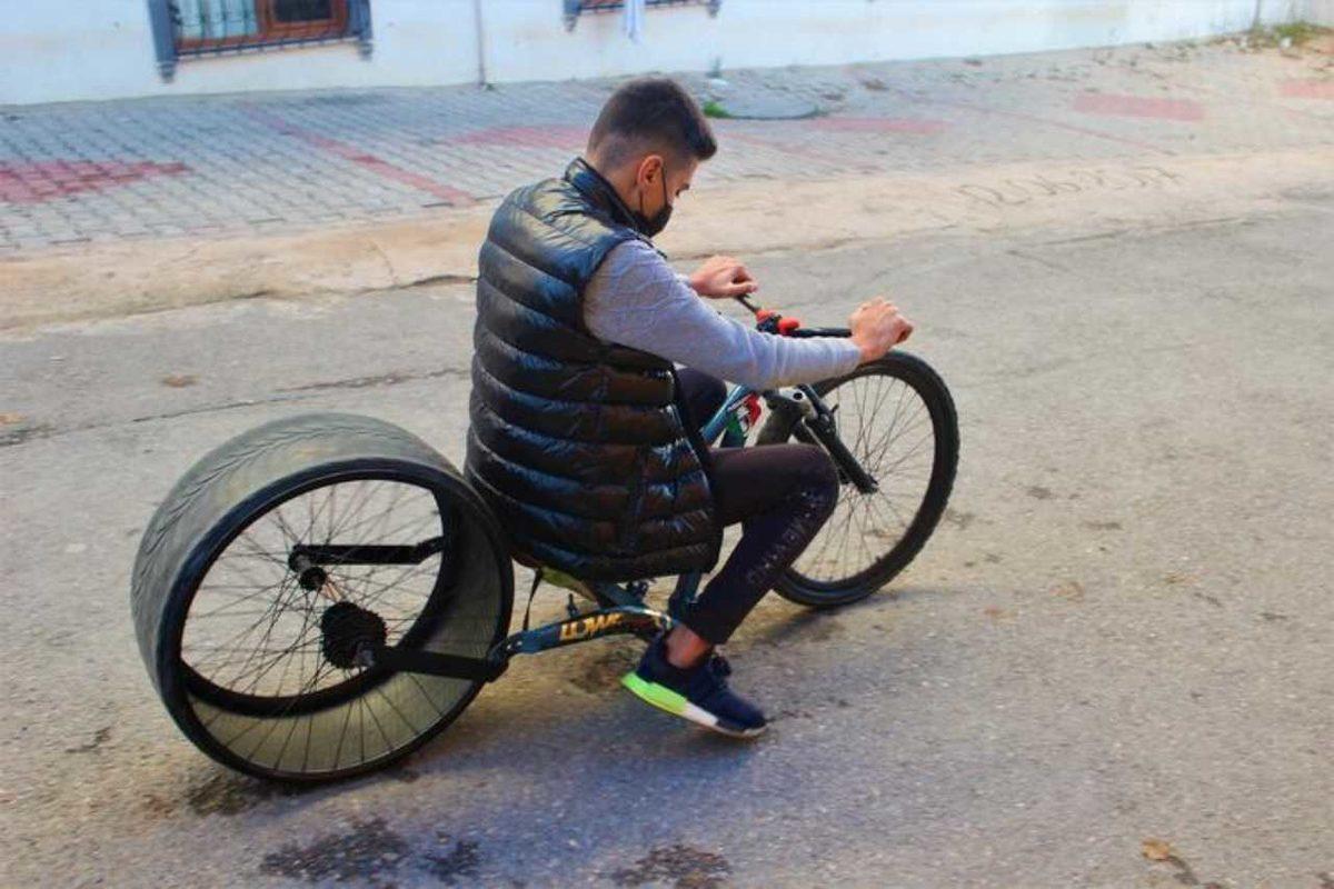 İki Türk Lise Öğrencisi, Araba Lastiklerinden Bisiklet Yapıyor