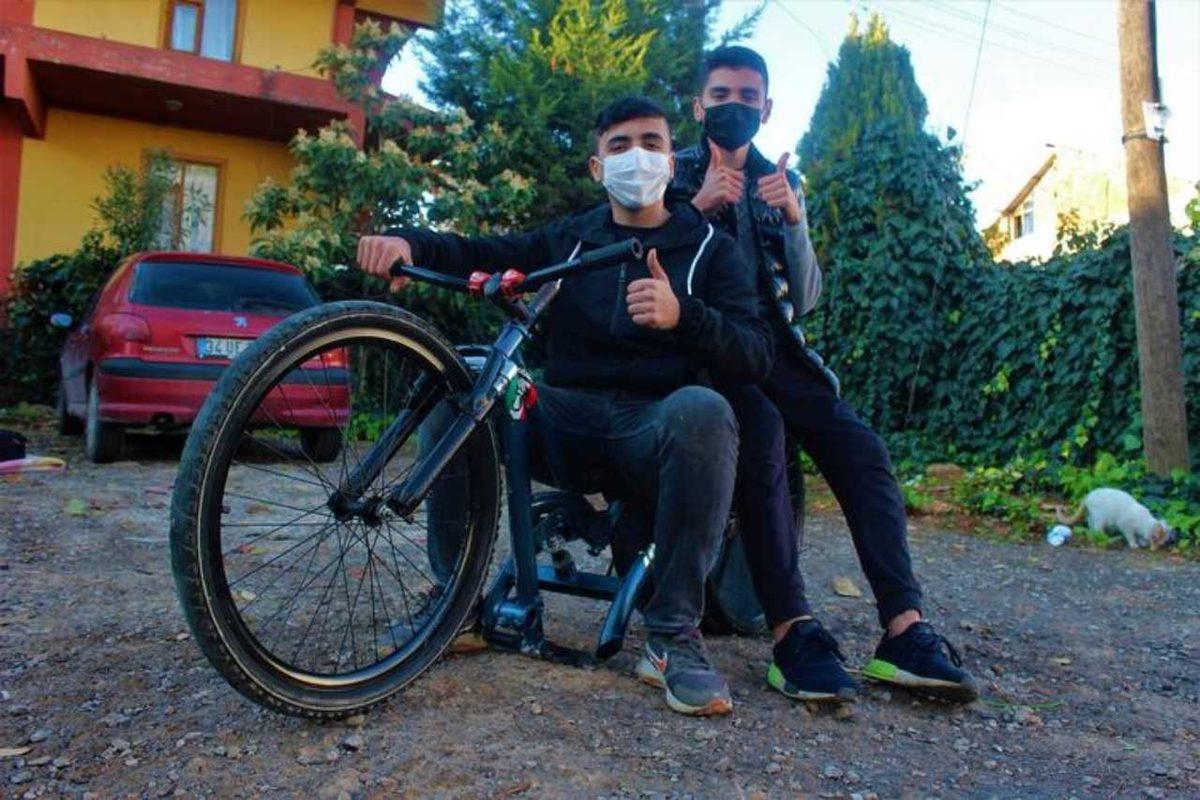 İki Türk Lise Öğrencisi, Araba Lastiklerinden Bisiklet Yapıyor