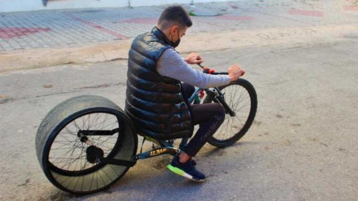 İki Türk Lise Öğrencisi, Araba Lastiklerinden Bisiklet Yapıyor