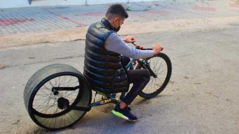 İki Türk Lise Öğrencisi, Araba Lastiklerinden Bisiklet Yapıyor