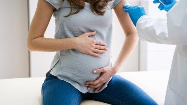 Araştırmacılar, Hamilelik Sırasında COVID-19 Aşısı Olan Kadınların Bebeklerinin Virüse Daha Az Yakalandığını Açıkladı