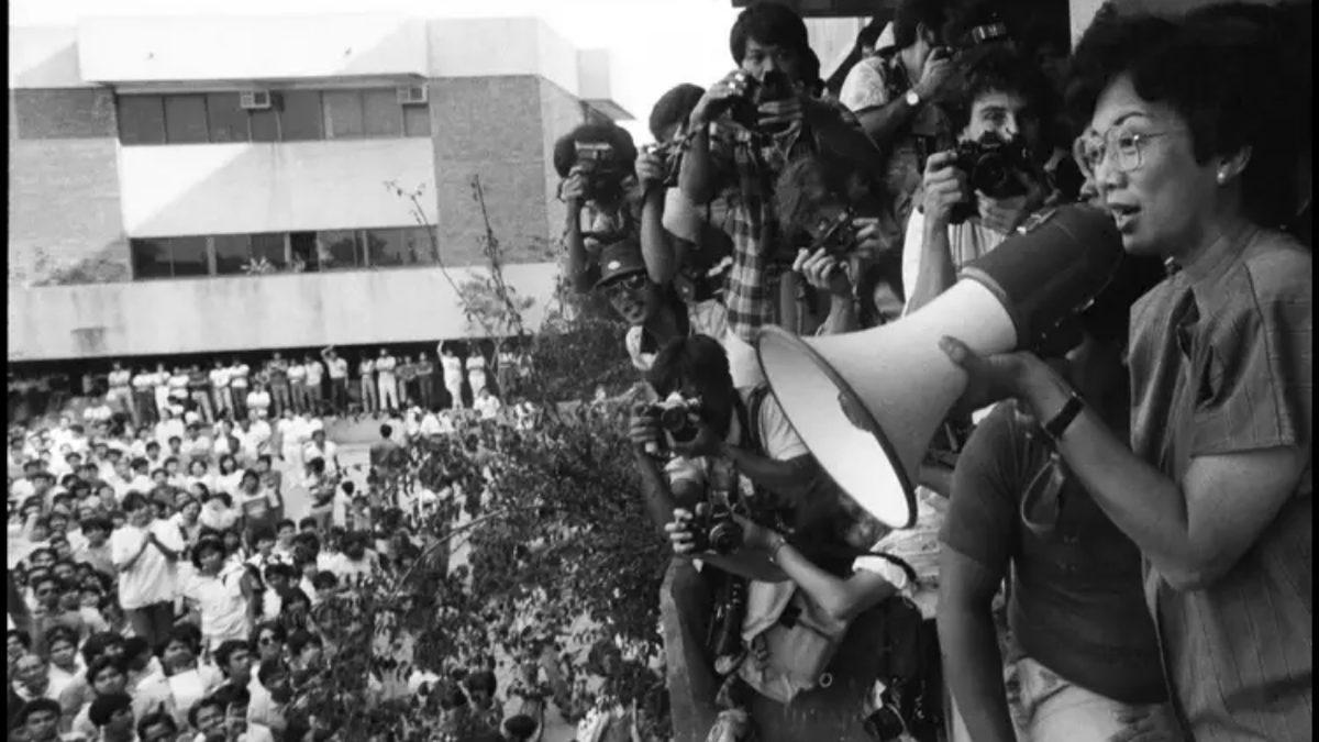 Elinin Hamuruyla(!) Koca Bir Diktatörlüğü Deviren Ev Hanımı Aquino’nun Devrim Yaratan Hikâyesi