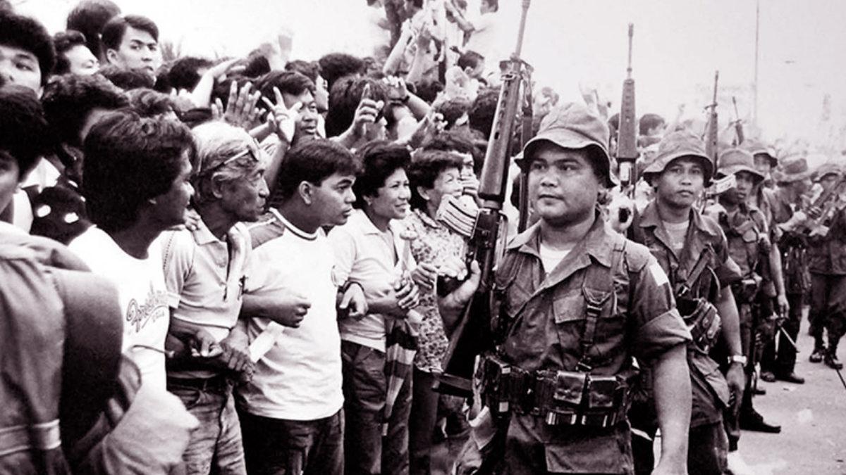 Elinin Hamuruyla(!) Koca Bir Diktatörlüğü Deviren Ev Hanımı Aquino’nun Devrim Yaratan Hikâyesi