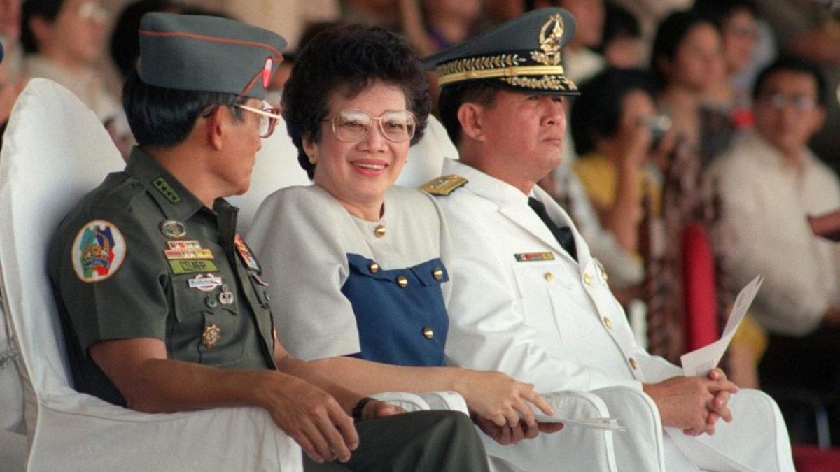 Elinin Hamuruyla(!) Koca Bir Diktatörlüğü Deviren Ev Hanımı Aquino’nun Devrim Yaratan Hikâyesi