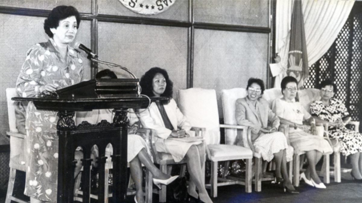 Elinin Hamuruyla(!) Koca Bir Diktatörlüğü Deviren Ev Hanımı Aquino’nun Devrim Yaratan Hikâyesi