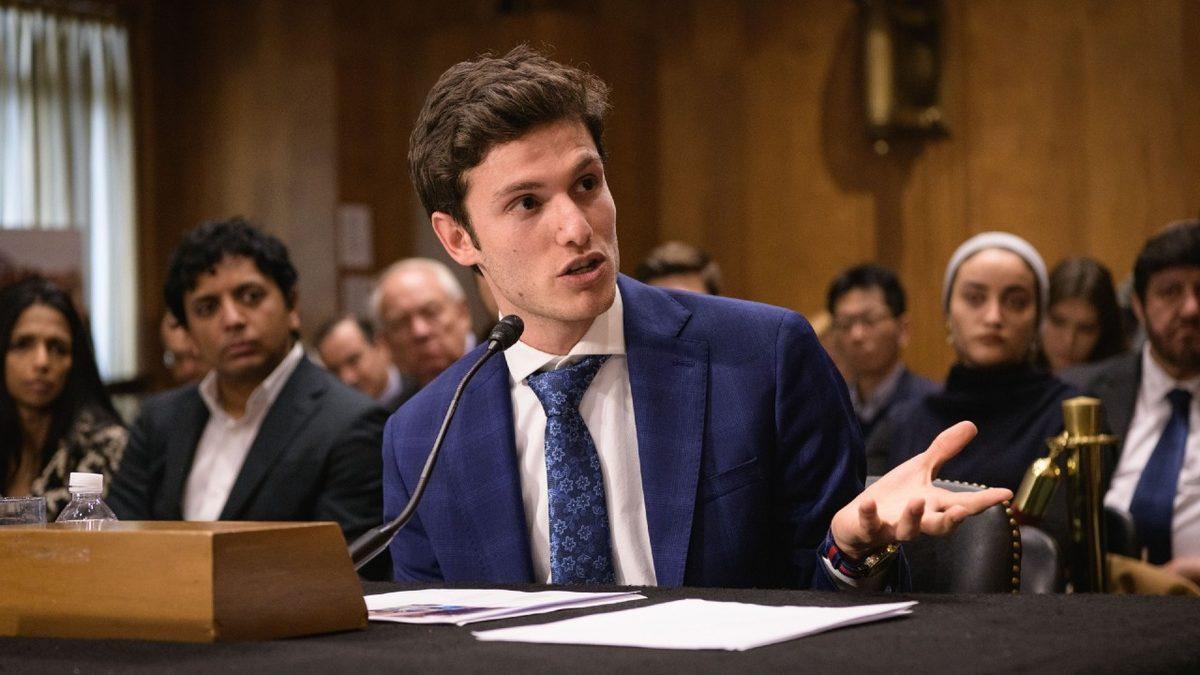 Suriye’deki Savaş Sebebiyle Hapishanede İşkence Gören Genç, 6 Yıl Sonra Türkiye’deki Kız Kardeşiyle Bir Araya Geldi [Video]