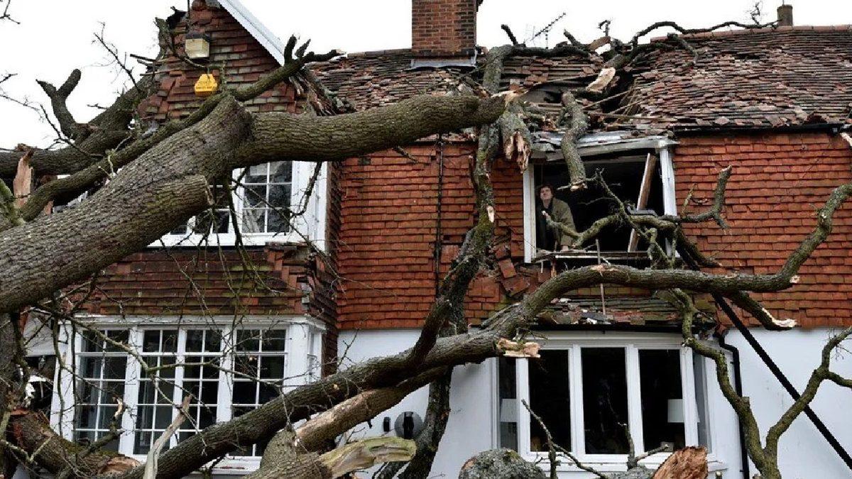 Avrupa’da ’Zeynep Kasırgası’ Alarmı: En Az 12 Kişinin Hayatını Kaybettiği Açıklandı