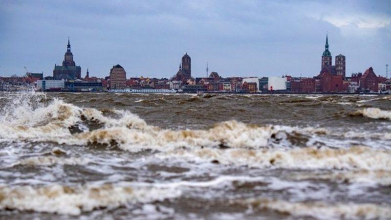 Avrupa’da ’Zeynep Kasırgası’ Alarmı: En Az 12 Kişinin Hayatını Kaybettiği Açıklandı