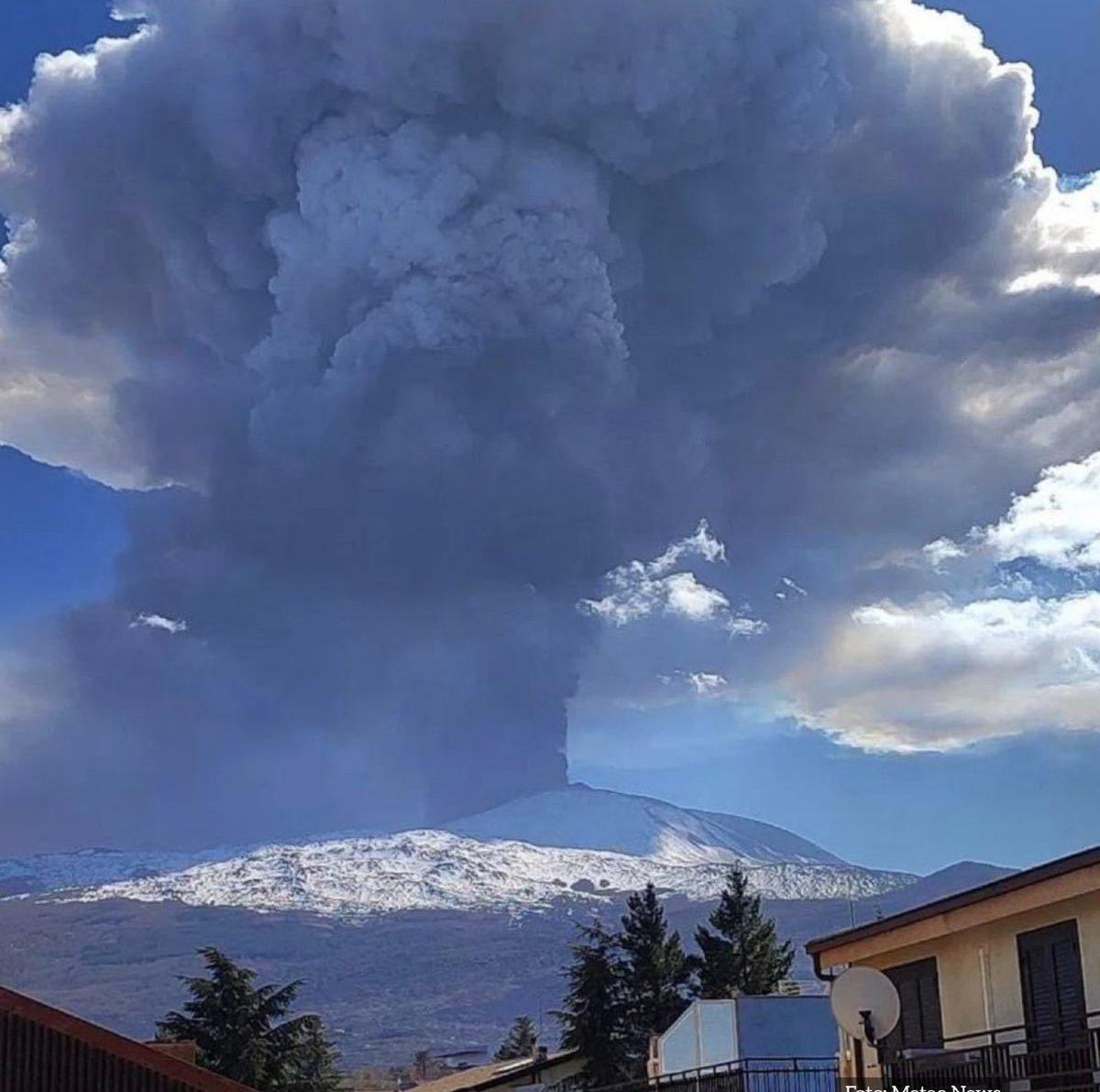 Avrupa’nın En Yüksek Yanardağı Etna, Bir Ay İçerisinde İkinci Kez Patladı: Püsküren Küller Binlerce Metreye Ulaştı [Video]
