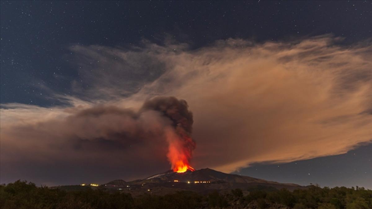 Avrupa’nın En Yüksek Yanardağı Etna, Bir Ay İçerisinde İkinci Kez Patladı: Püsküren Küller Binlerce Metreye Ulaştı [Video]
