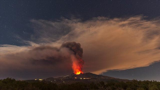Avrupa’nın En Yüksek Yanardağı Etna, Bir Ay İçerisinde İkinci Kez Patladı: Püsküren Küller Binlerce Metreye Ulaştı [Video]