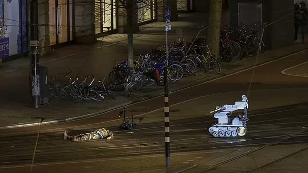 Apple Store’daki Rehine Krizi Sona Erdi! 200 Milyon Euro Fidye İsteyen Silahlı Saldırgan ’Ezilerek’ Yakalandı [Video]