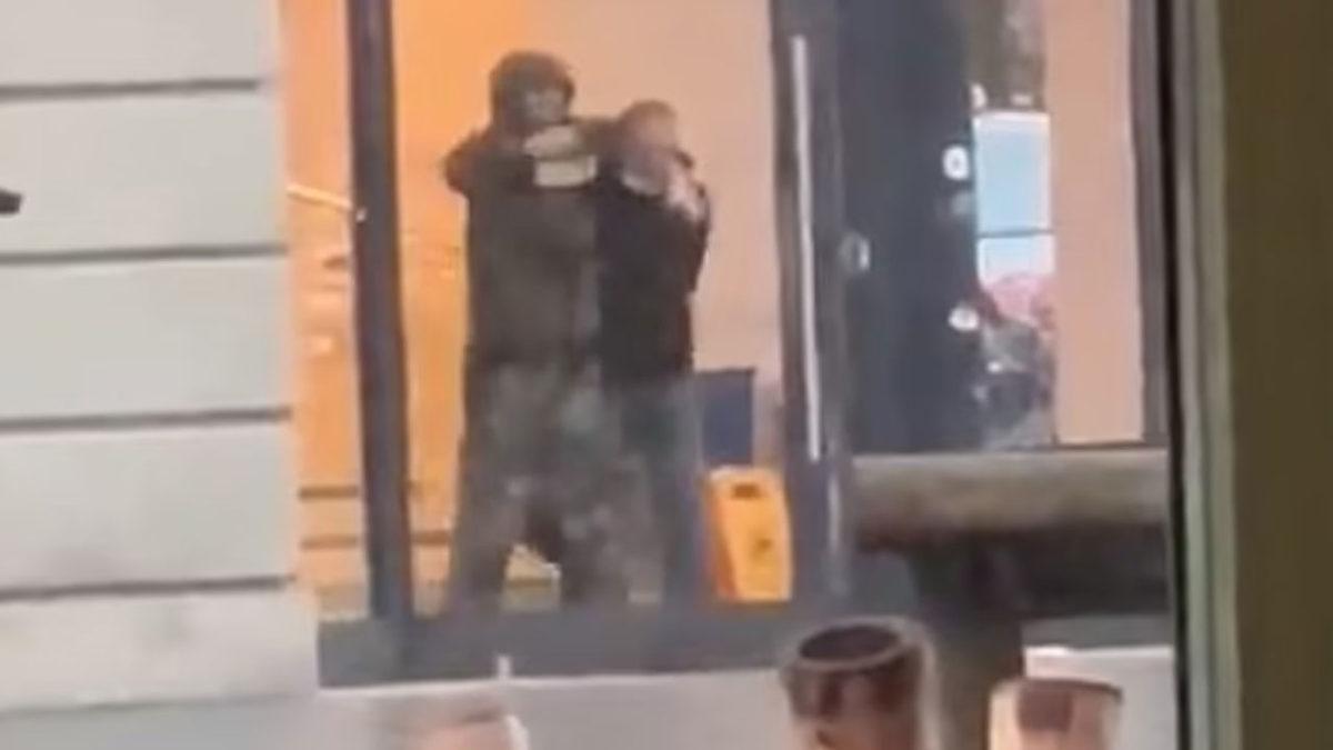 Apple Store’daki Rehine Krizi Sona Erdi! 200 Milyon Euro Fidye İsteyen Silahlı Saldırgan ’Ezilerek’ Yakalandı [Video]