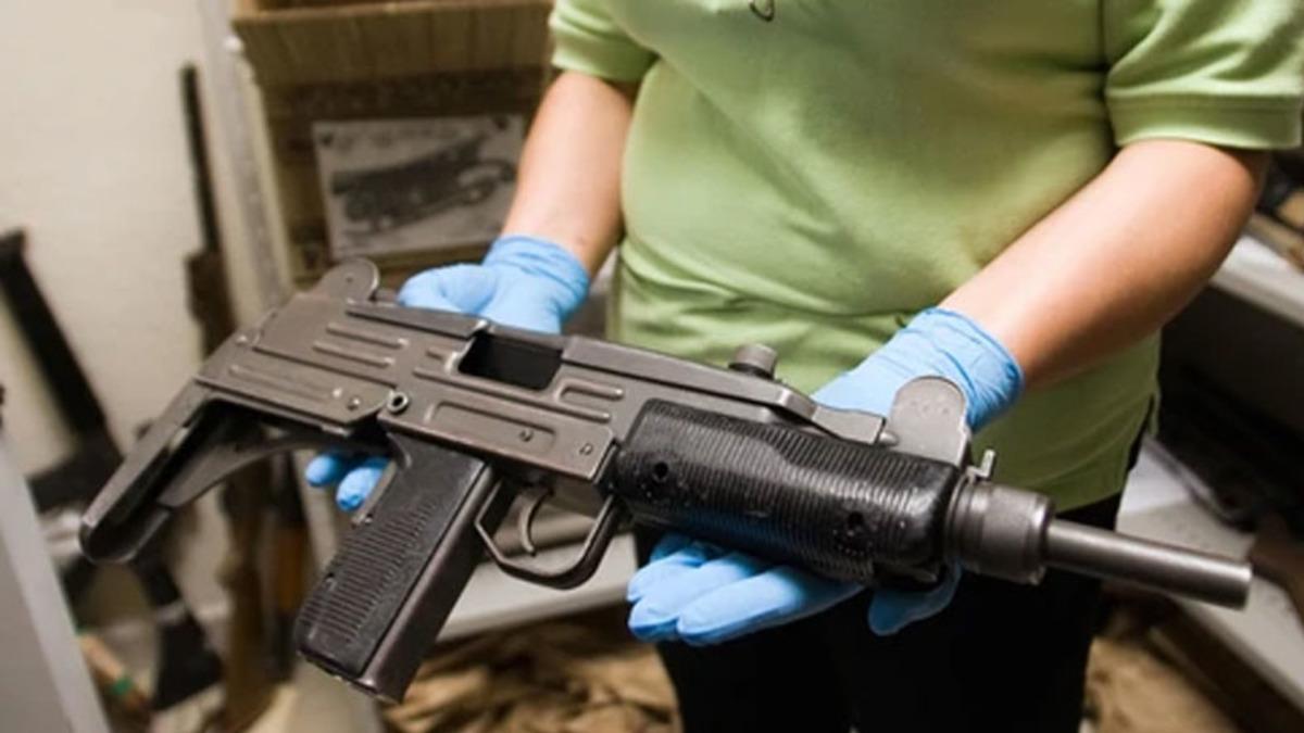 15 Yaşında Bir Çocuk, TikTok Videosu Çekmeye Çalışırken Kendi Kendini Makineli Silahla Vurdu