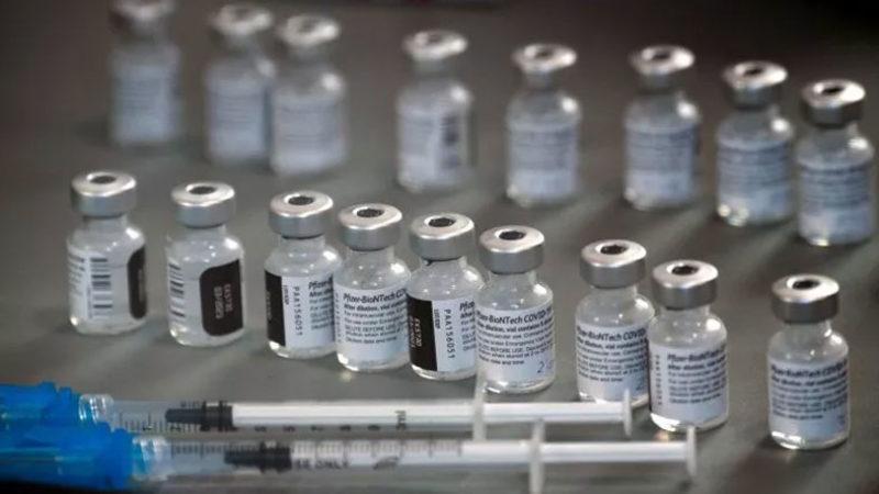 Pfizer Aşısını Olan Bir Hemşire, Canlı Yayında Bayıldı (Nedeni Aşının Kendisi Değil)